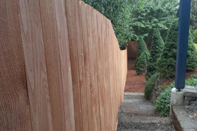 Diseño de jardín de estilo americano extra grande en verano en patio trasero con exposición total al sol, adoquines de piedra natural y con madera