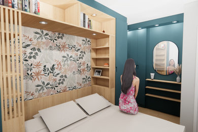 Cette photo montre une petite chambre parentale tendance avec un mur beige, parquet clair, aucune cheminée, un sol marron, un plafond décaissé, du papier peint et dressing.