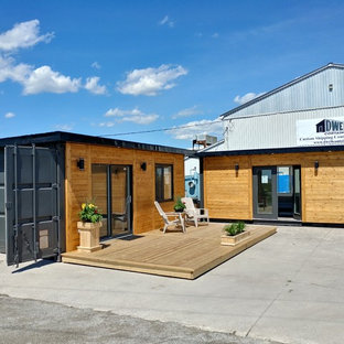 Idéer för ett litet modernt hemmastudio, med flerfärgade väggar, vinylgolv, ett inbyggt skrivbord och flerfärgat golv