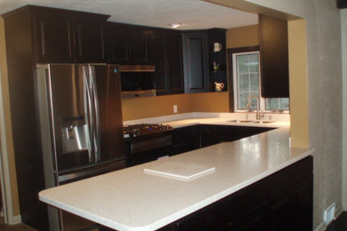Kitchen - traditional kitchen idea in Cleveland