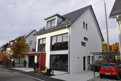 Mittelgroßes, Zweistöckiges Modernes Haus mit weißer Fassadenfarbe und Satteldach in Stuttgart