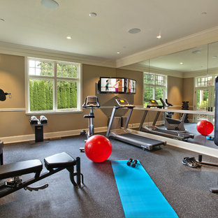 シアトルの小さいトラディショナルスタイルのおしゃれなトレーニングルーム (茶色い壁) の写真