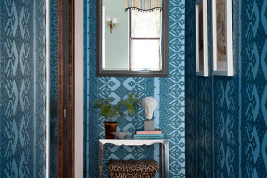 Imagen de recibidores y pasillos clásicos de tamaño medio con paredes azules, suelo de madera oscura, suelo marrón y papel pintado