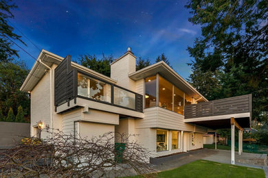 シアトルにあるミッドセンチュリースタイルのおしゃれな家の外観の写真