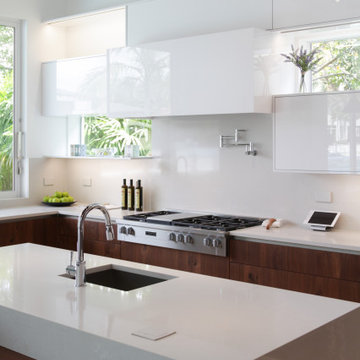 Sophisticated High Gloss with a natural touch of Walnut
