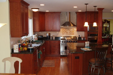 Example of a classic kitchen design in Chicago