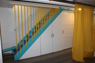Imagen de escalera retro de tamaño medio con escalones de madera, contrahuellas de madera y barandilla de madera