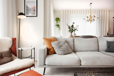 Mittelgroßes, Offenes Modernes Wohnzimmer mit braunem Holzboden, TV-Wand und braunem Boden in München