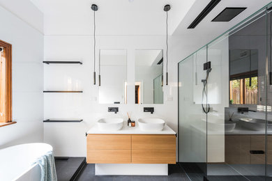 Photo of a modern bathroom in Melbourne.
