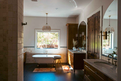 Imagen de cuarto de baño principal, doble y de pie clásico renovado de tamaño medio con armarios estilo shaker, puertas de armario de madera oscura y encimera de cuarcita