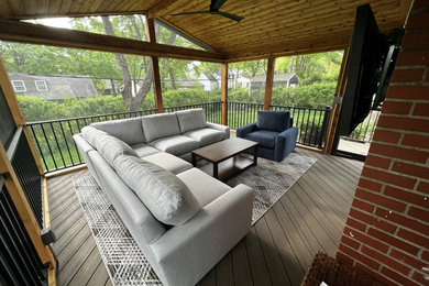 Diseño de porche cerrado contemporáneo de tamaño medio en patio trasero y anexo de casas con barandilla de metal