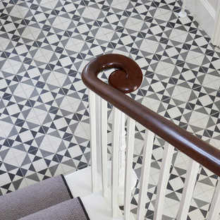 Bild på en mellanstor vintage hall, med grå väggar, betonggolv och flerfärgat golv