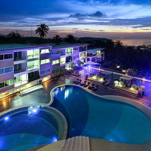 ミラノのオーダーメイドトロピカルスタイルのおしゃれなプール (コンクリート敷き	) の写真