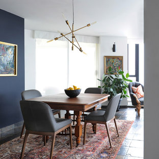 バンクーバーの小さいトランジショナルスタイルのLDKの画像 (白い壁、スレートの床)