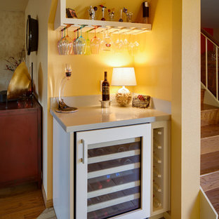 サンディエゴの小さいトラディショナルスタイルのおしゃれなホームバー (白いキャビネット、クオーツストーンカウンター、セラミックタイルの床) の写真