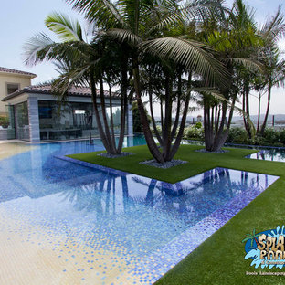 オレンジカウンティの大きいオーダーメイドビーチスタイルのおしゃれな裏庭プール (タイル敷き) の写真