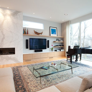 Idéer för ett mellanstort modernt allrum med öppen planlösning, med ett musikrum, mellanmörkt trägolv, en bred öppen spis och en väggmonterad TV