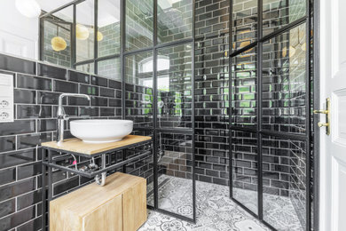 Mittelgroßes Industrial Duschbad mit Waschtisch aus Holz und schwebendem Waschtisch in Berlin