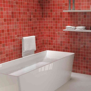 Foto de cuarto de baño de tamaño medio con baldosas y/o azulejos rojos, baldosas y/o azulejos de cemento y paredes rojas