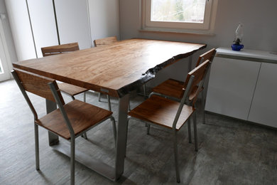 Tavolo e sedie in legno di ulivo e acciaio