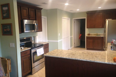 Example of a classic kitchen design in Jacksonville