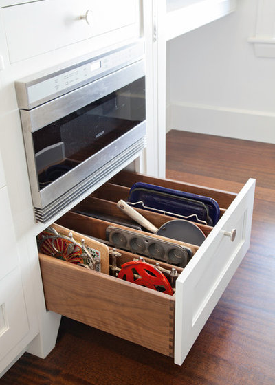 Современная классика  by Pennville Custom Cabinetry