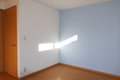 Imagen de habitación infantil unisex contemporánea de tamaño medio con escritorio, paredes blancas, suelo de contrachapado, suelo marrón, papel pintado y papel pintado