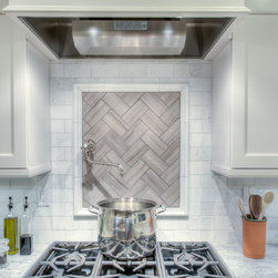 TRADITIONAL PAINTED KITCHEN - Kitchen Cabinetry