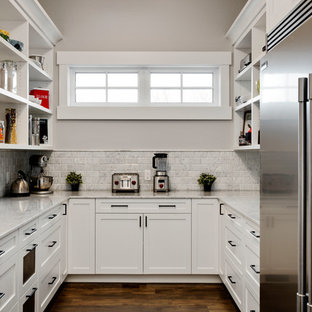 Idéer för mycket stora vintage vitt kök, med skåp i shakerstil, vita skåp, marmorbänkskiva, grått stänkskydd, stänkskydd i marmor, rostfria vitvaror, mörkt trägolv och brunt golv
