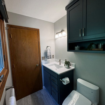 Teal Lake Owner's Bathroom