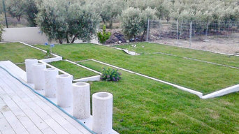 Jardín minimalista con desnivel