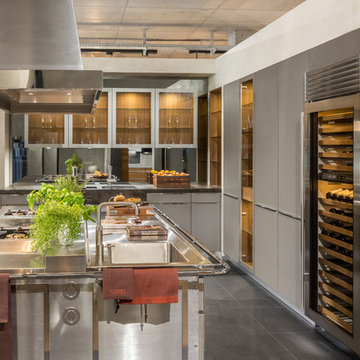 Edle Wohnküche mit Materialmix aus Holz und Edelstahl