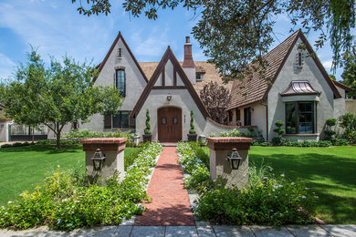 Traditional home design in Phoenix.