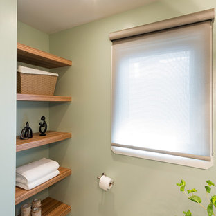 Immagine di una stanza da bagno con doccia minimalista di medie dimensioni con lavabo sottopiano, ante in legno scuro, doccia aperta, piastrelle beige, pareti beige, ante lisce, WC a due pezzi, piastrelle in gres porcellanato, pavimento in gres porcellanato e top in saponaria