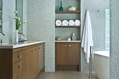 Example of a minimalist bathroom design in Los Angeles