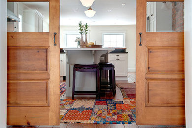 Kitchen - traditional kitchen idea in Toronto