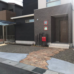 枕木風の門柱に赤いポストが印象的な外構 - 外構
