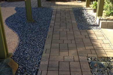 Design ideas for a contemporary landscaping in Sacramento.