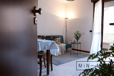 Diseño de salón abierto minimalista pequeño con paredes blancas, suelo de baldosas de porcelana y suelo beige