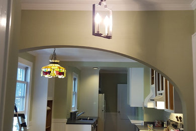 Kitchen - traditional kitchen idea in New York