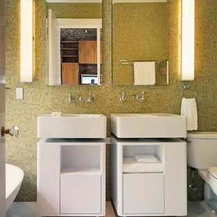 Foto di una stanza da bagno moderna con lavabo sospeso, ante bianche, piastrelle gialle e piastrelle a mosaico