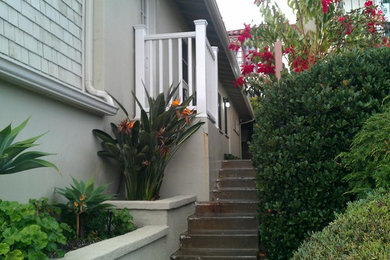 Example of a classic entryway design in Orange County