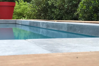 Foto de piscina alargada actual pequeña rectangular en patio delantero con entablado
