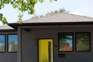 Mid-sized modern one-storey stucco grey house exterior in San Francisco with a hip roof and a shingle roof.
