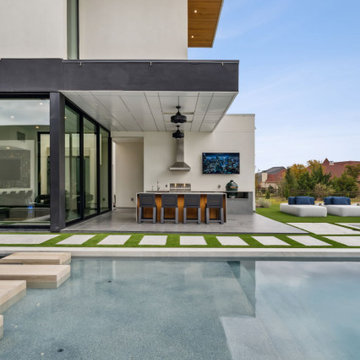 Modern Outdoor Kitchen Overlooking Pool with Floating Steps – Radelli Designs
