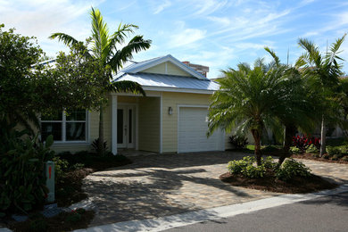 Design ideas for a rustic landscaping in Tampa.