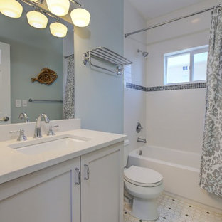 Badezimmer mit Badewanne in Nische und schwarz-weißen Fliesen Ideen