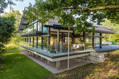 Großes, Zweistöckiges Modernes Haus mit grauer Fassadenfarbe, Satteldach und Ziegeldach in London
