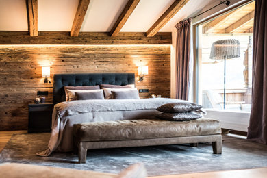 Diseño de habitación de invitados contemporánea grande con suelo de madera en tonos medios, vigas vistas y madera