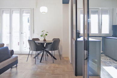 Immagine di un soggiorno minimal di medie dimensioni e aperto con pareti blu, parquet chiaro e pavimento grigio